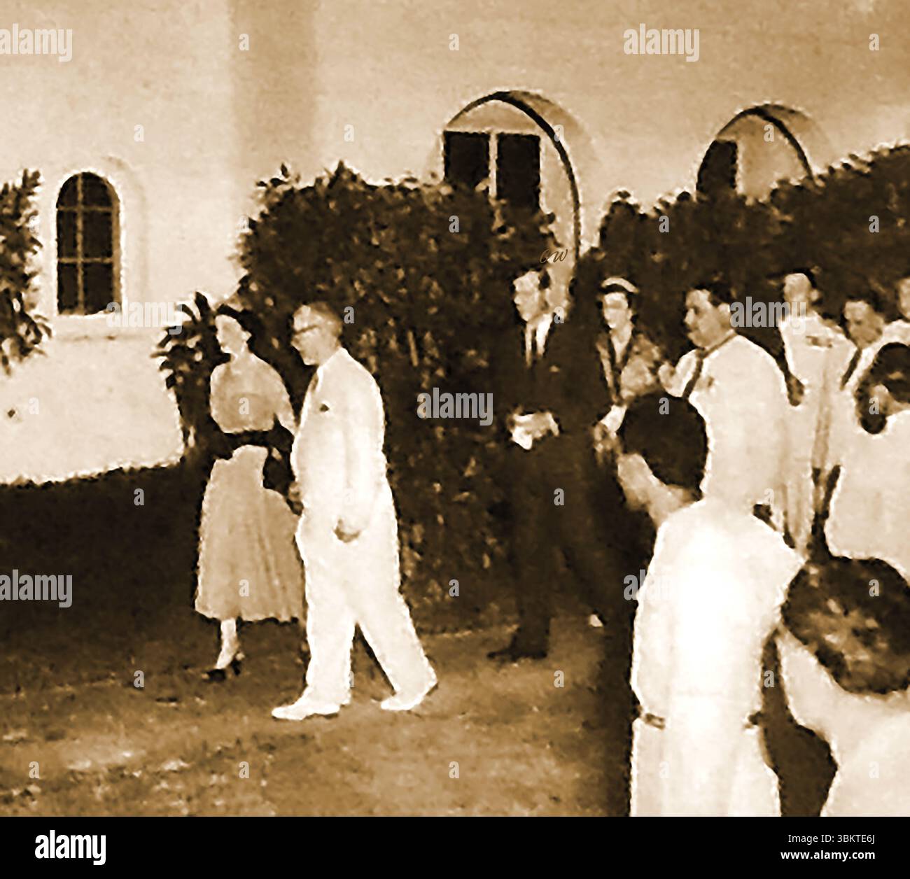 1953 verließ Königin Elisabeth II. Die britische Botschaft in Panama. Stockfoto