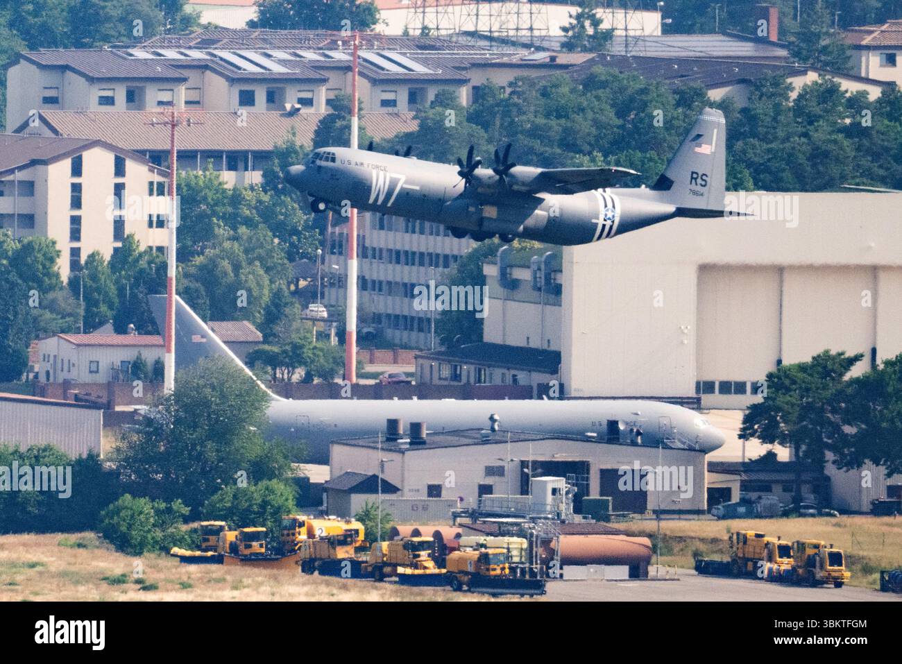 Landstuhl, Deutschland. Juni 2025. Ein Transportflugzeug der US Air Force Herkules startet vom Luftwaffenstützpunkt Ramstein. Quelle: Boris Roessler/dpa/Alamy Live News Stockfoto