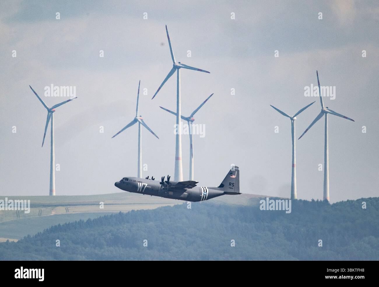 Landstuhl, Deutschland. Juni 2025. Ein Transportflugzeug der US Air Force Hercules startet vom Luftwaffenstützpunkt Ramstein. Quelle: Boris Roessler/dpa/Alamy Live News Stockfoto