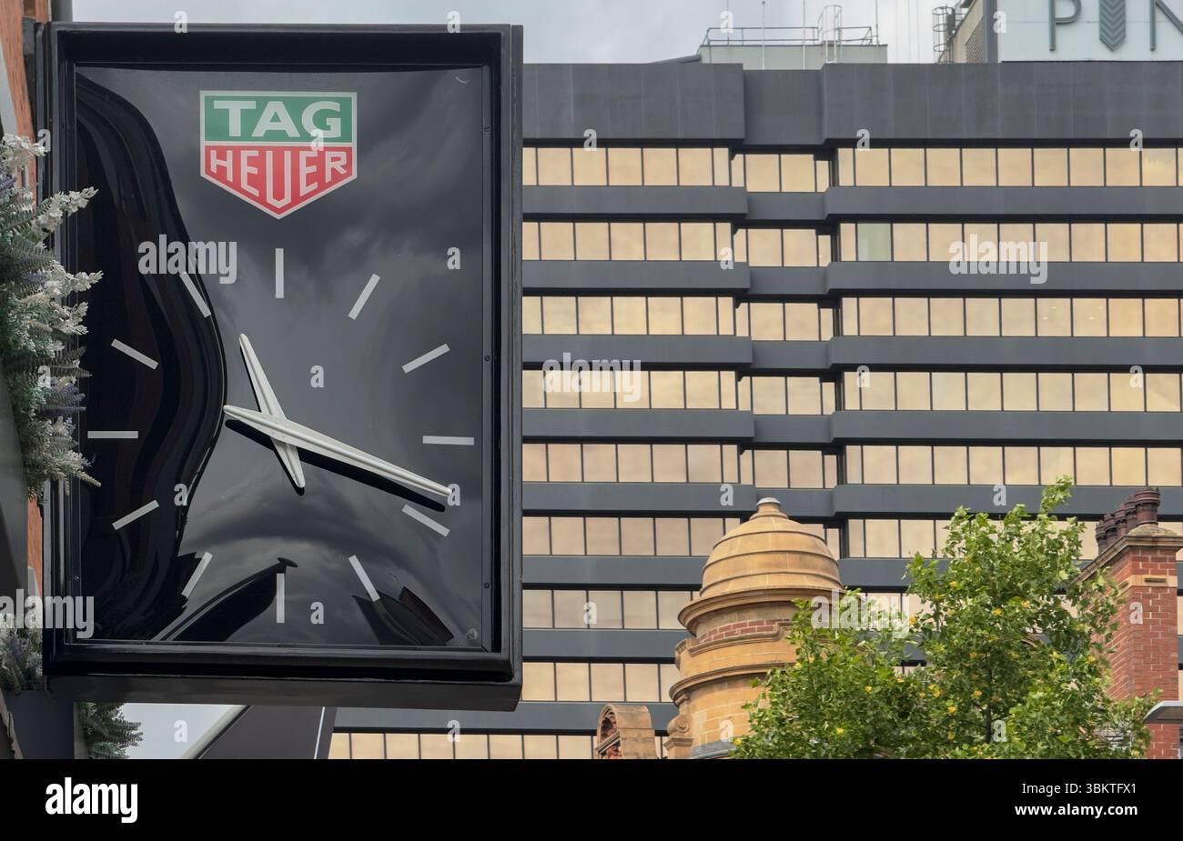 Leeds, Yorkshire, uk, 1. Juni 2025, Shopzeichen und Logo der legendären schweizer Luxusuhrmacherin Tag Heuer Stockfoto