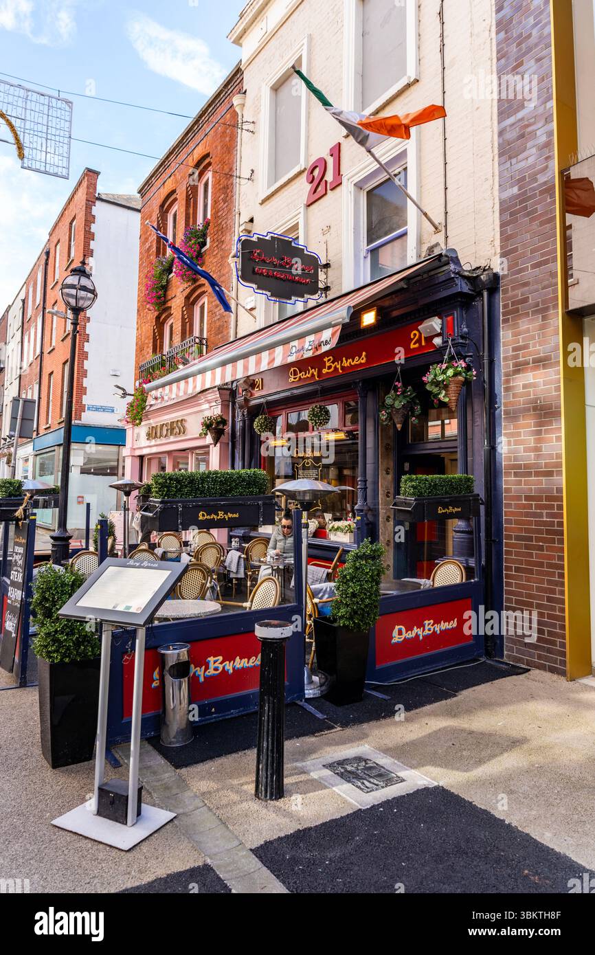 Der berühmte Davy Byrne's Pub, der von Joyce's Ulysses berühmt ist, zieht Touristen mit seinem literarischen Charme und der traditionellen irischen Atmosphäre in Dublin, Irland, an Stockfoto