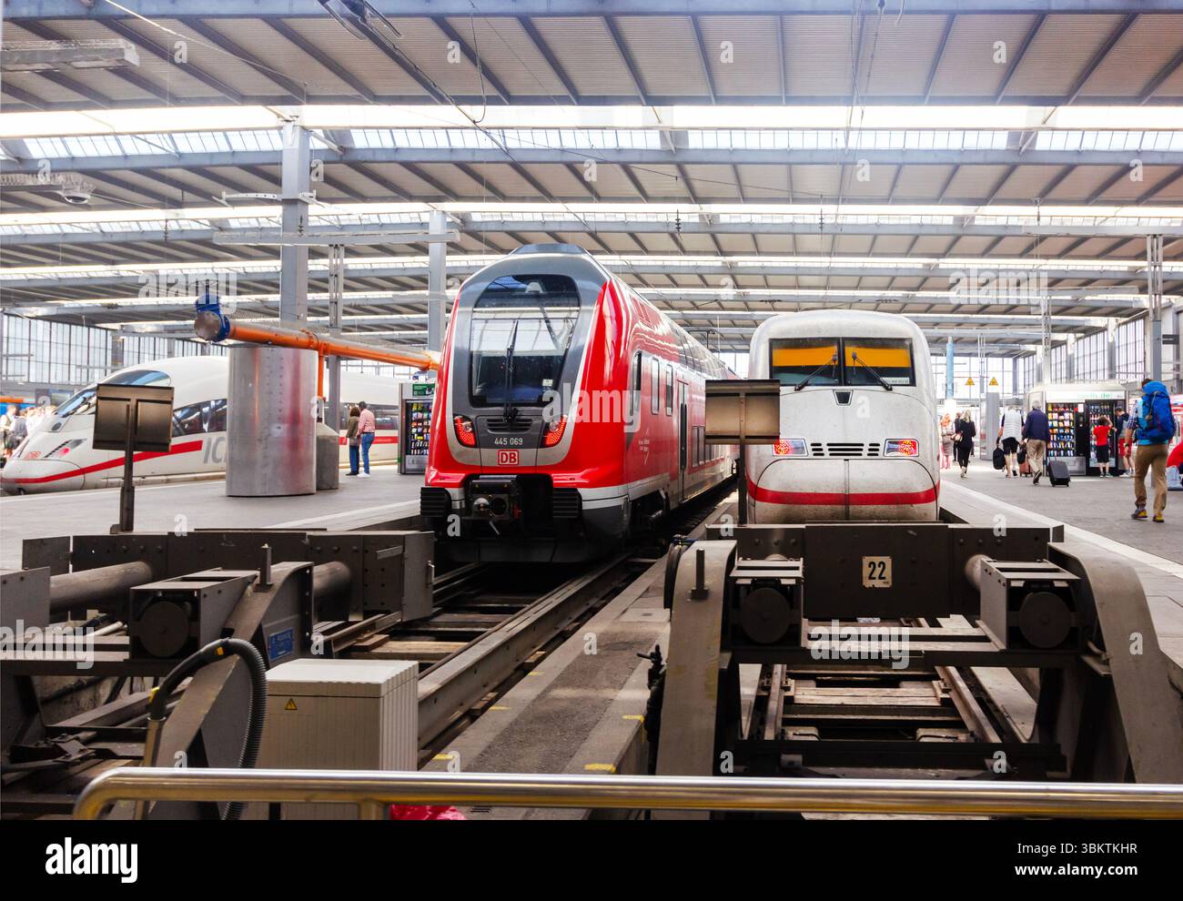 München, Bayern, Deutschland, 12.06.2025, Deutsche Bahn ICE EMULE Hochgeschwindigkeitszug und andere Züge Stockfoto