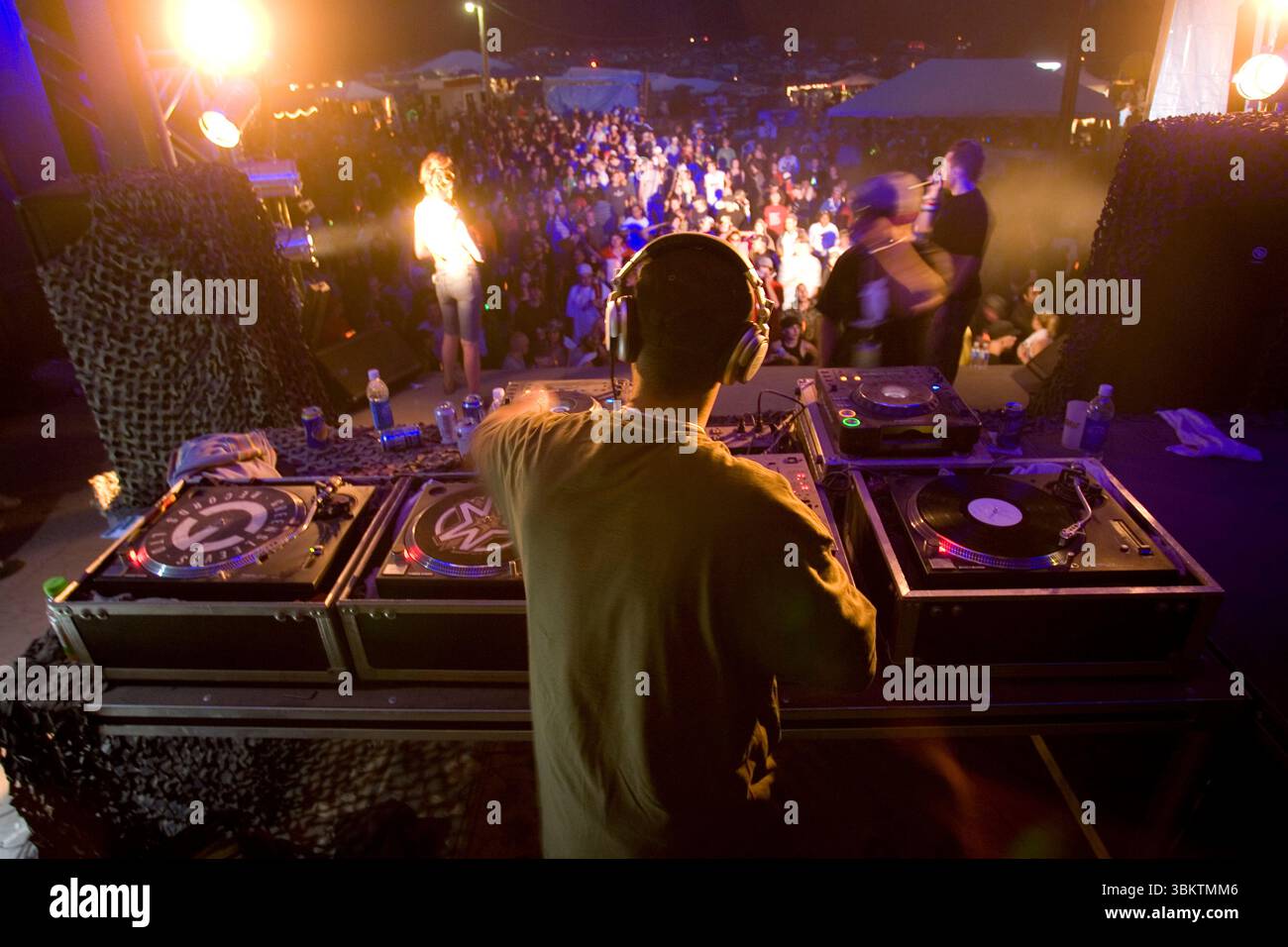 DJ spielt Musik für die große Menge in Toronto, Ontario. Stockfoto