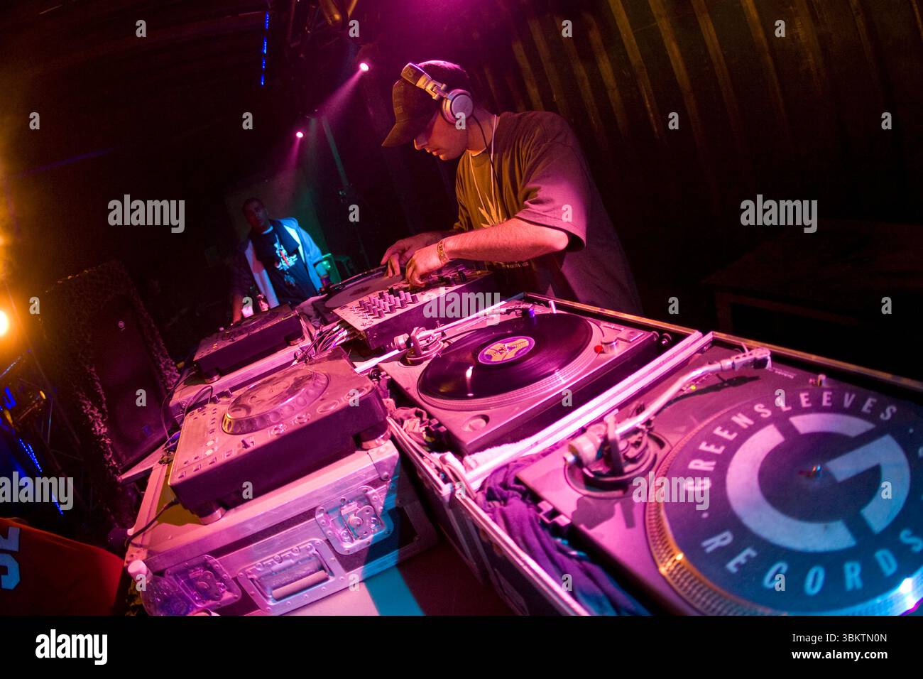 DJ spielt Musik für die große Menge auf einer Outdoor Dance festiva in Toronto, Ontario. Stockfoto DJ spielt Musik für die große Menge auf einer Outdoor Dance festiva in Toronto, Ontario. Stockfoto