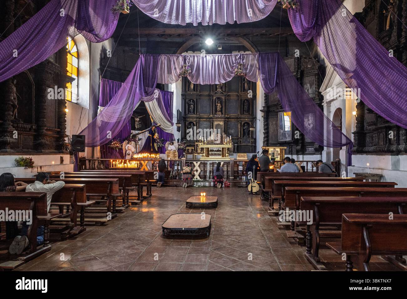 Innenraum der katholischen Kirche Iglasia de Santo Tomas, mit religiösen Maya-Ritualaltären, lila Hängen für die Fastenzeit, Chichicastenango, Guatemala Stockfoto