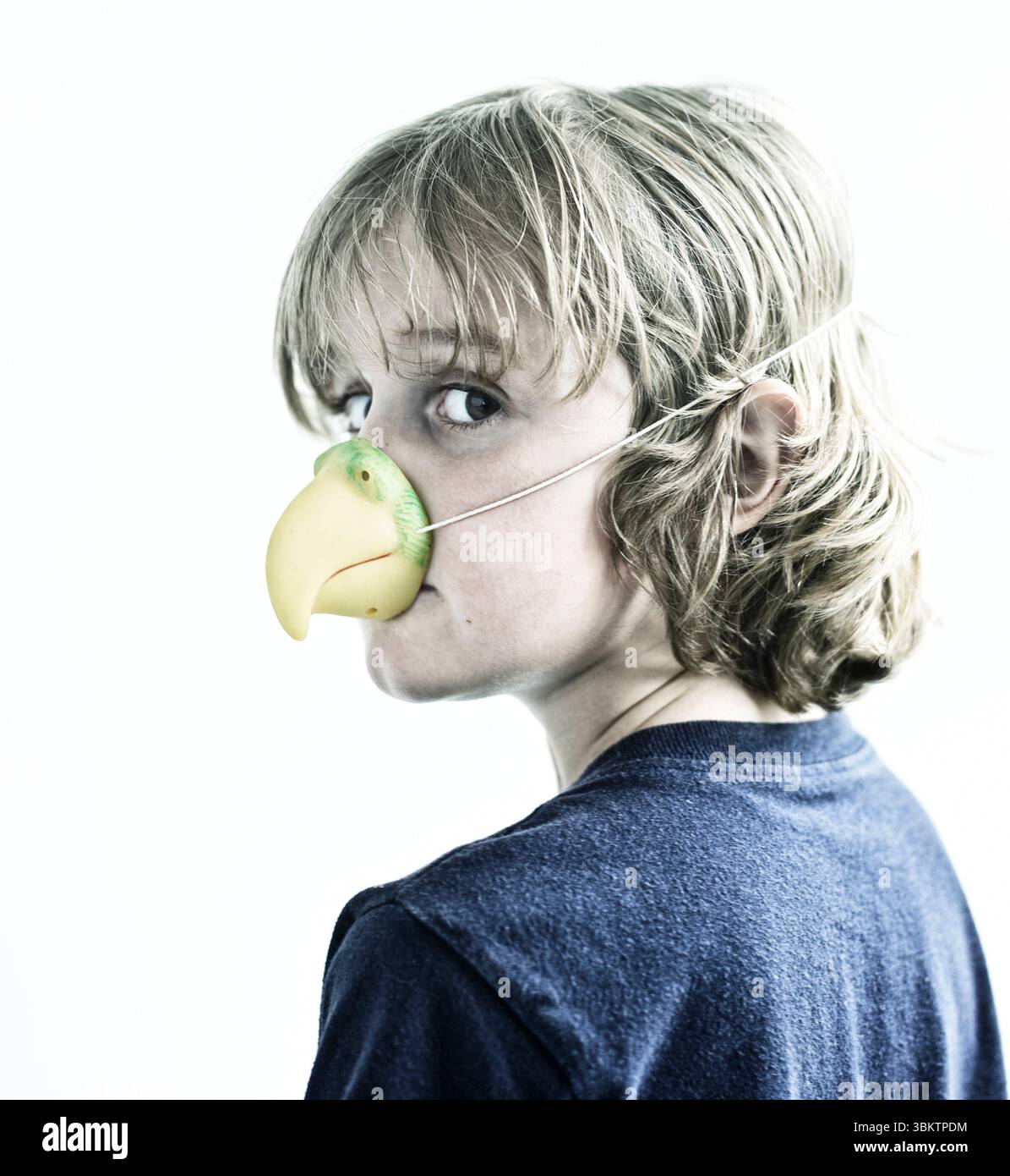 Ein Junge mit einem Schnabel. Stockfoto