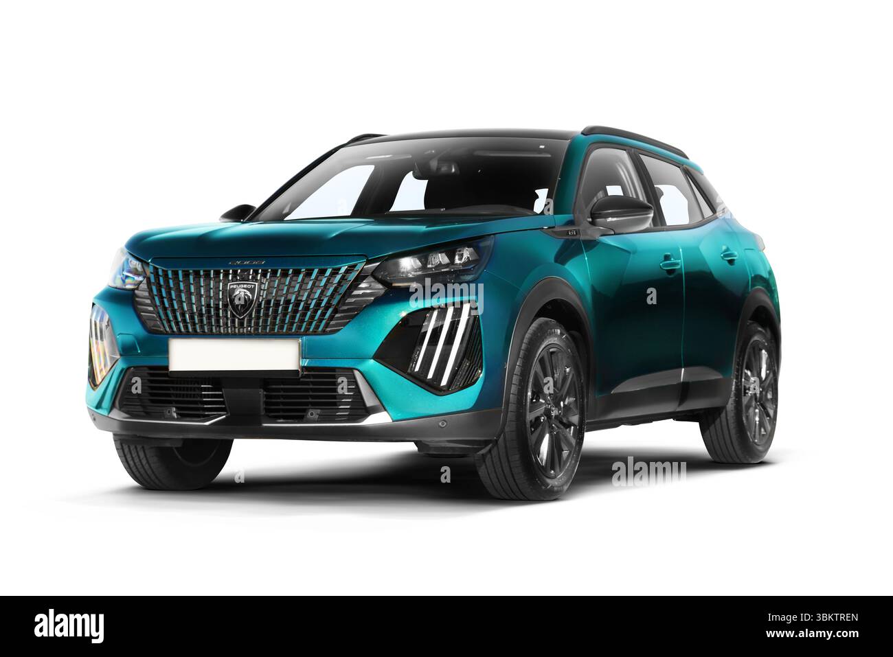 Izmir, Türkei - 14. Mai 2025: Blau grün 2024 Peugeot 2008 GT links vorn Dreiviertelansicht isoliert auf weißem Hintergrund Stockfoto