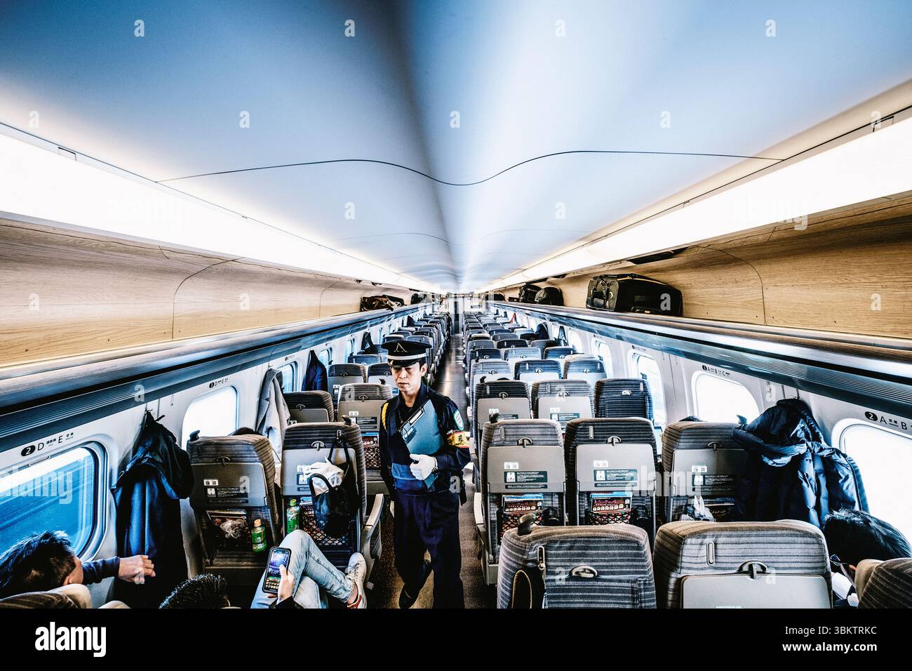 Weitwinkelaufnahme des Innenraums des Hochgeschwindigkeitszuges Hayabusa Shinkansen Stockfoto