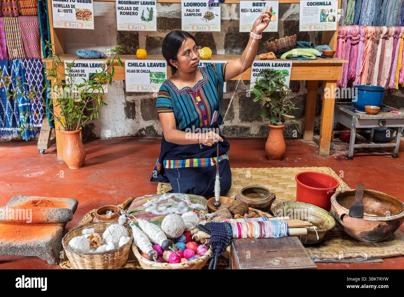 Baumwollfäden: Herstellung von Pflanzenbekleidung aus Baumwolle, San Juan La Laguna, Lake Atitlan, Departement Solola, Guatemala Stockfoto