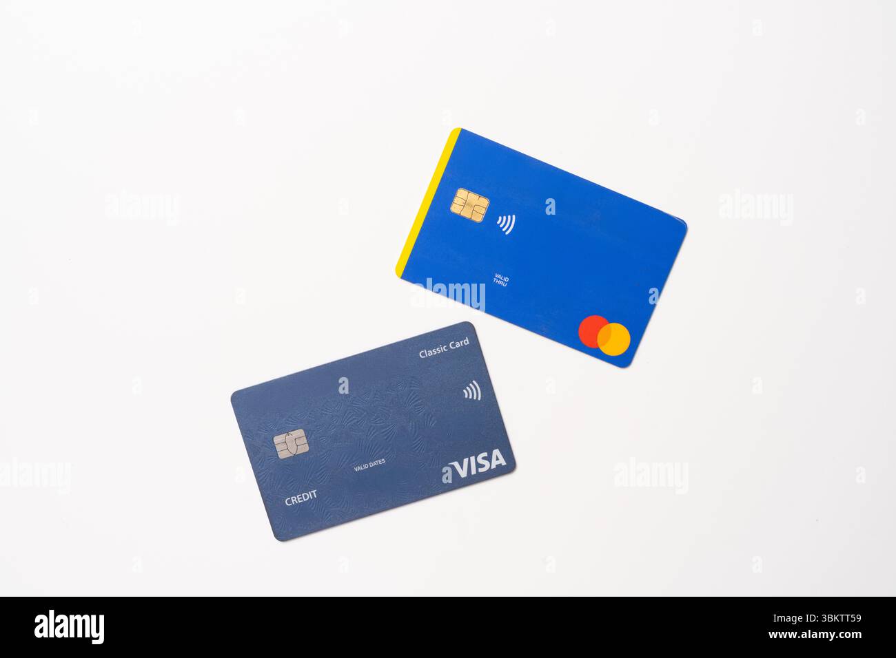 Italien, 22. juni 2025. Kreditkarten der Marken Mastercard und VISA mit weißem Hintergrund Stockfoto