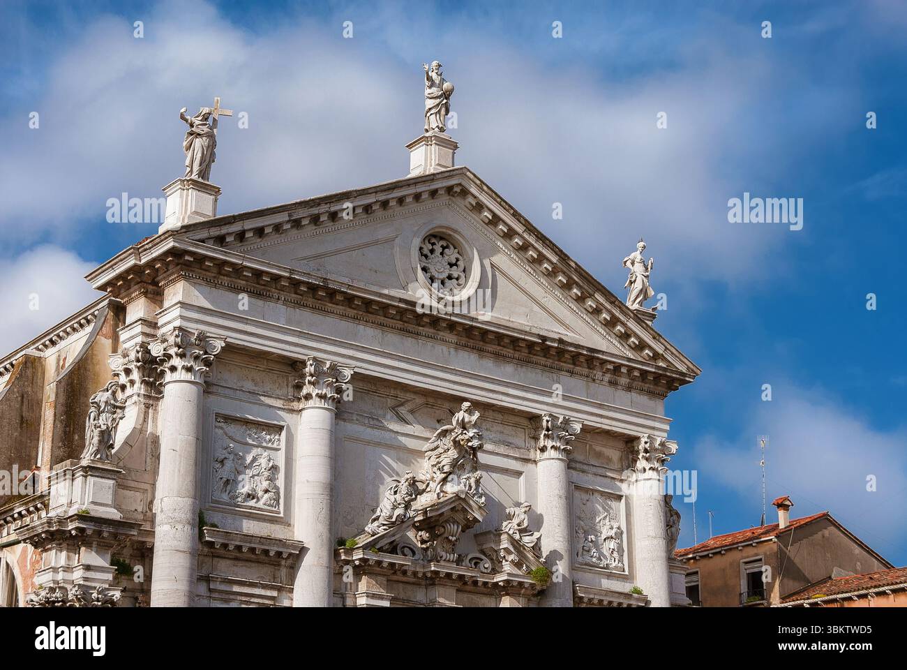 Barocke Architektur in Venedig. Wunderschöne barocke Fassade der St. Stae Kirche, 1709 fertiggestellt Stockfoto