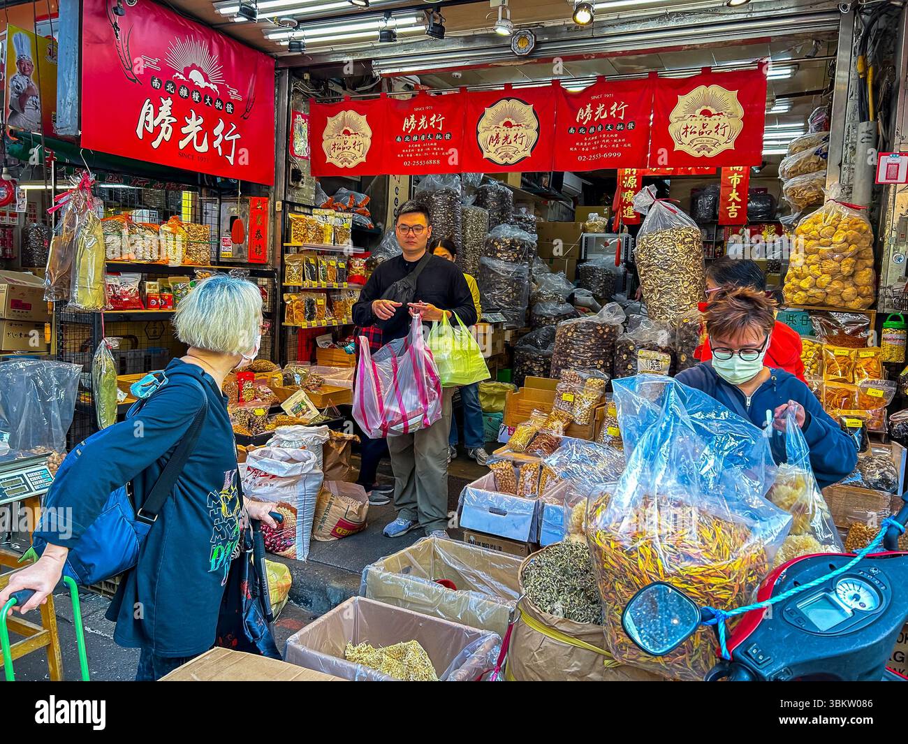 Taipei, Taiwan, Taiwanese People Shopping, im lokalen Vintage Shop, Traditional Chinese Medecin Store, (Dihua Old Street), Präsentation der Straßenszene Stockfoto