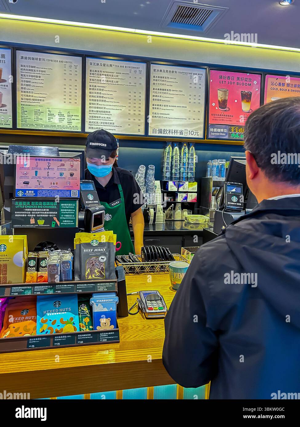 Taipei, Taiwan, Blick in das Innere, Taiwanesischer Starbucks-Café, Teenager, der hinter dem Schalter arbeitet, Mann, der von hinten kauft, starbucks Inside Stockfoto
