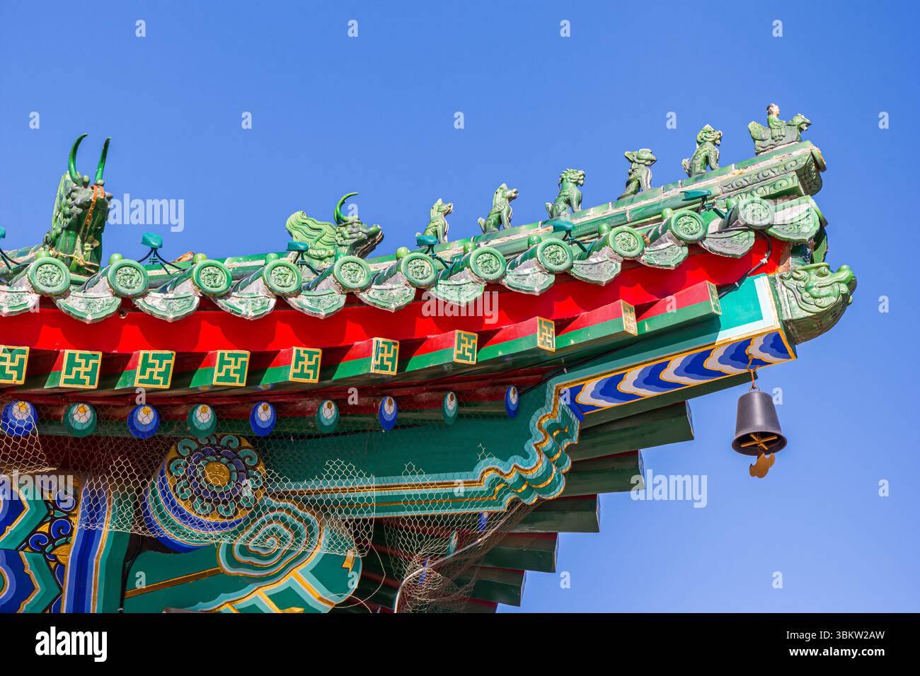 Dekorierte Dachanhänger an einem Tempel im Dabei-Kloster in Tianjin, China Stockfoto