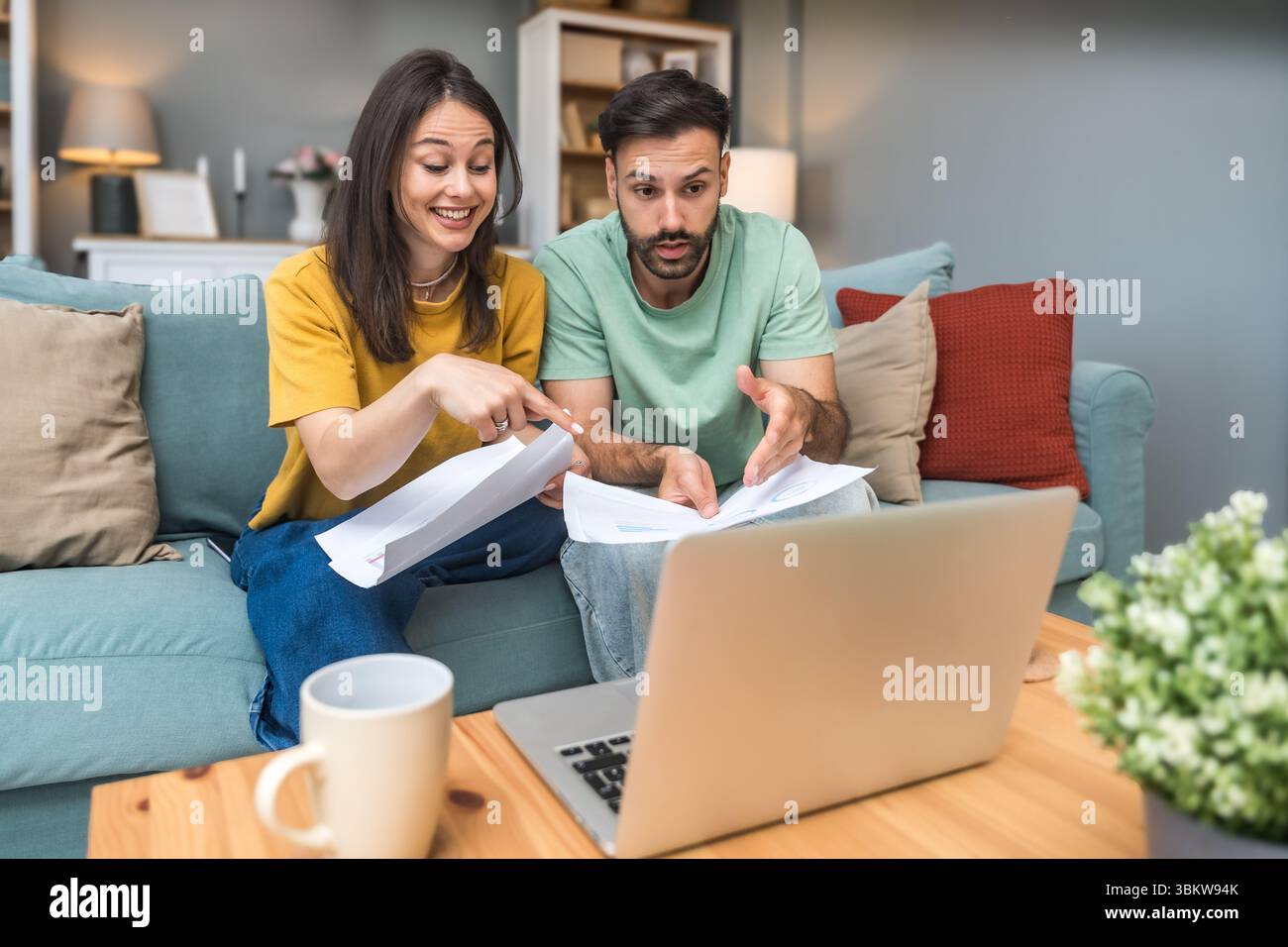 Erfolgreiche junge Geschäftsleute, die im Home Office zusammenarbeiten. Freiberufliches Paar Teamwork Geschäftsmann und Geschäftsfrau Startup Konzept Videoanruf p Stockfoto