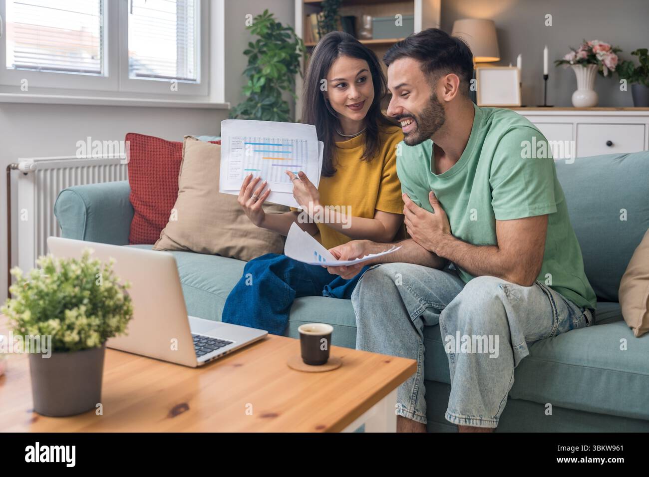 Erfolgreiche junge Geschäftsleute, die im Home Office zusammenarbeiten. Freiberufliches Paar Teamwork Geschäftsmann und Geschäftsfrau Startup Konzept Videoanruf p Stockfoto
