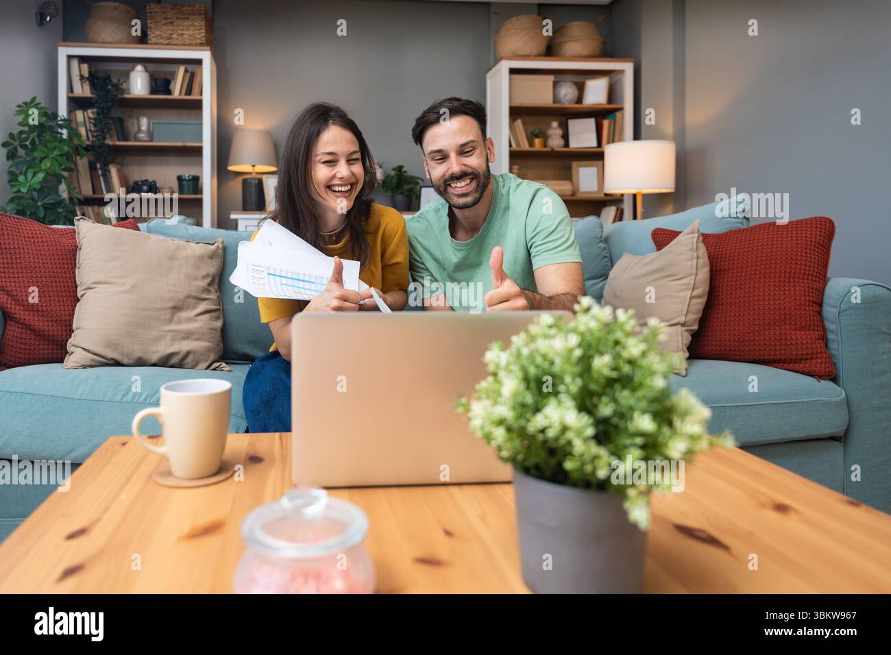 Erfolgreiche junge Geschäftsleute, die im Home Office zusammenarbeiten. Freiberufliches Paar Teamwork Geschäftsmann und Geschäftsfrau Startup Konzept Videoanruf p Stockfoto