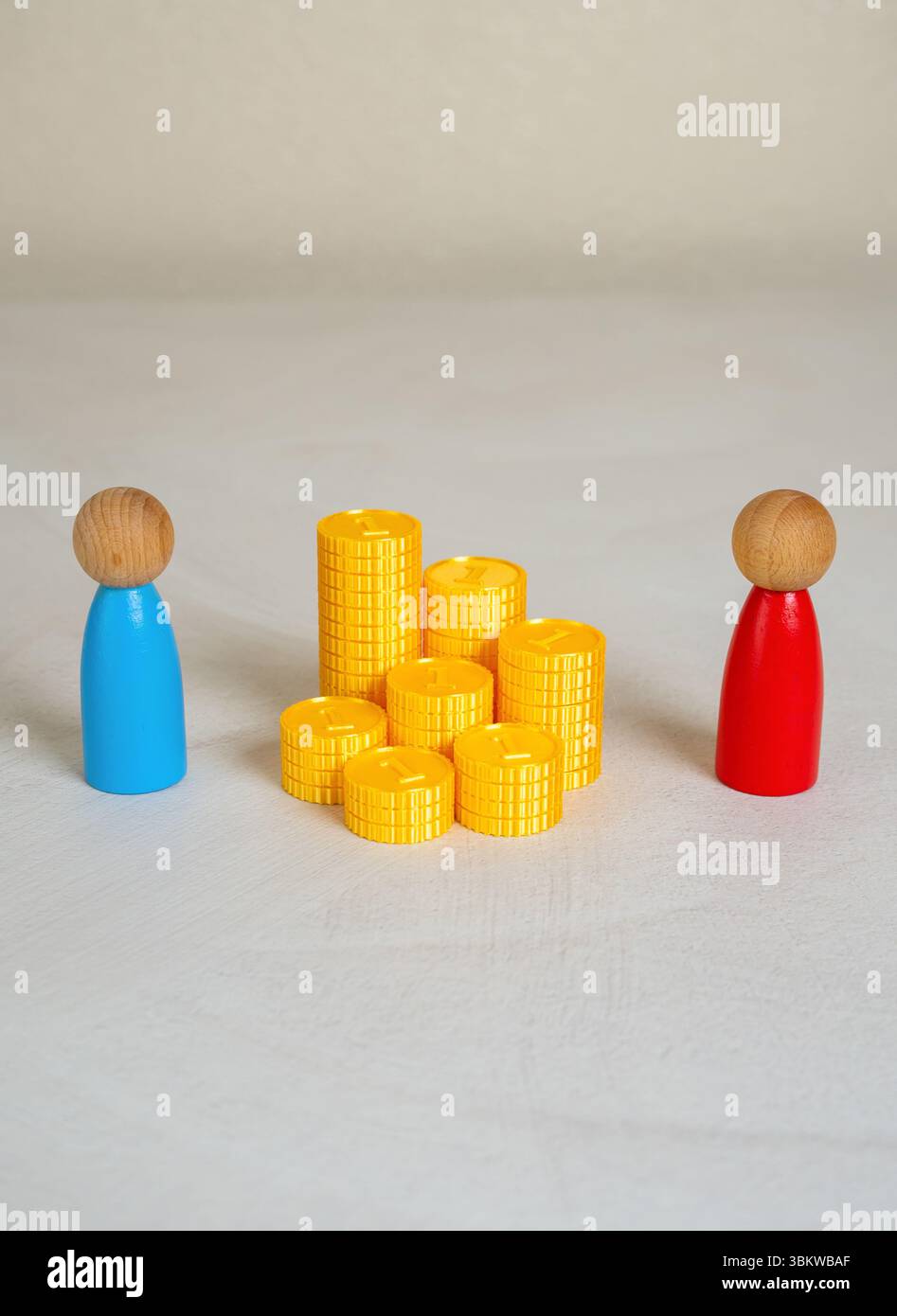 Zwei Rivalen kämpfen um Geld. Geschäftlicher Wettbewerb, Gehaltsverhandlungen oder der Kampf um begrenzte wirtschaftliche Chancen. Stockfoto