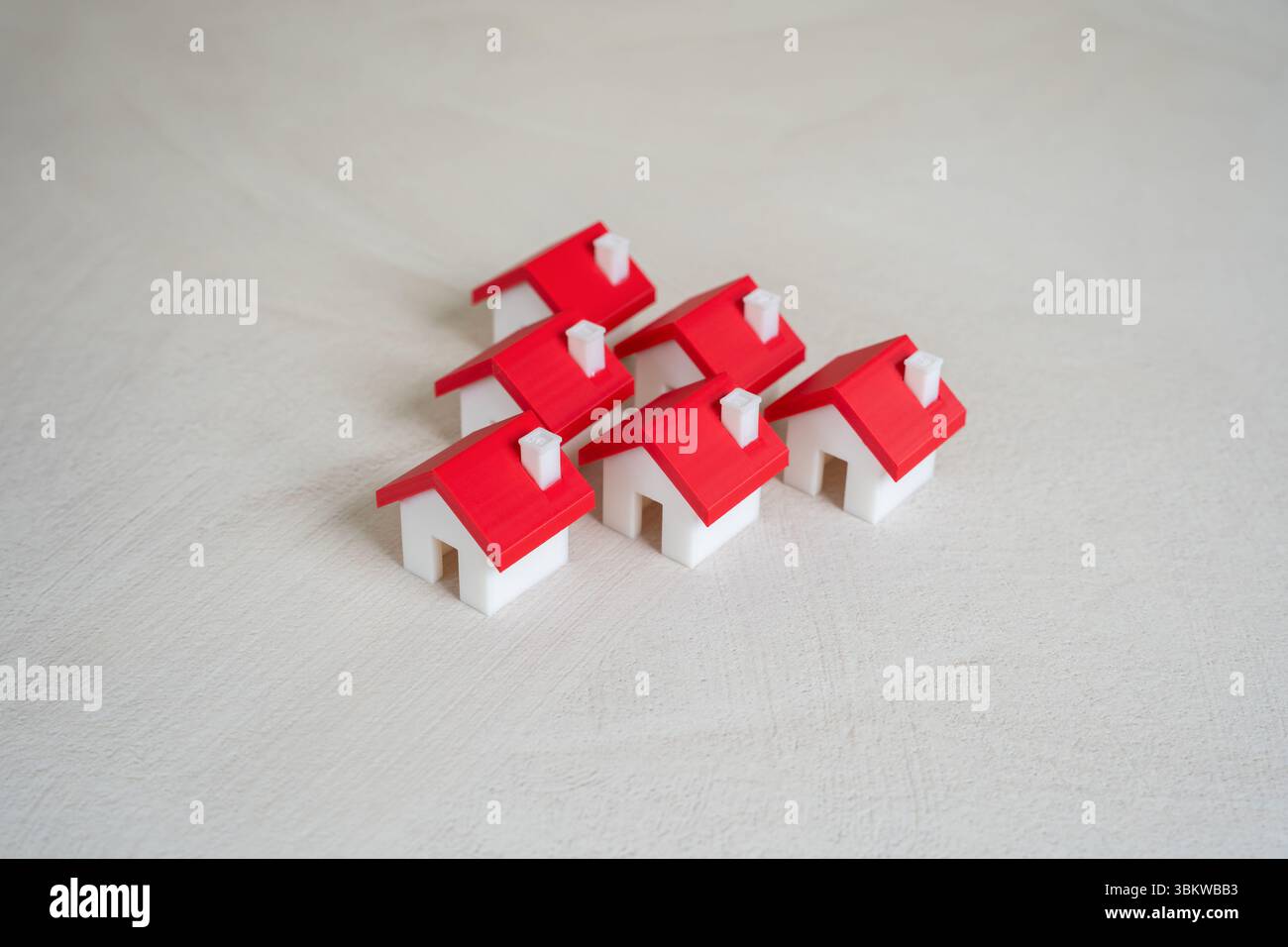 Gruppe von Häusern. Wohnraum, Nachbarschaft und Eigentümergemeinschaft. Zeigt Wohndichte, Vorstadtentwicklung oder kommunales Leben. Immobilientrends, Stockfoto