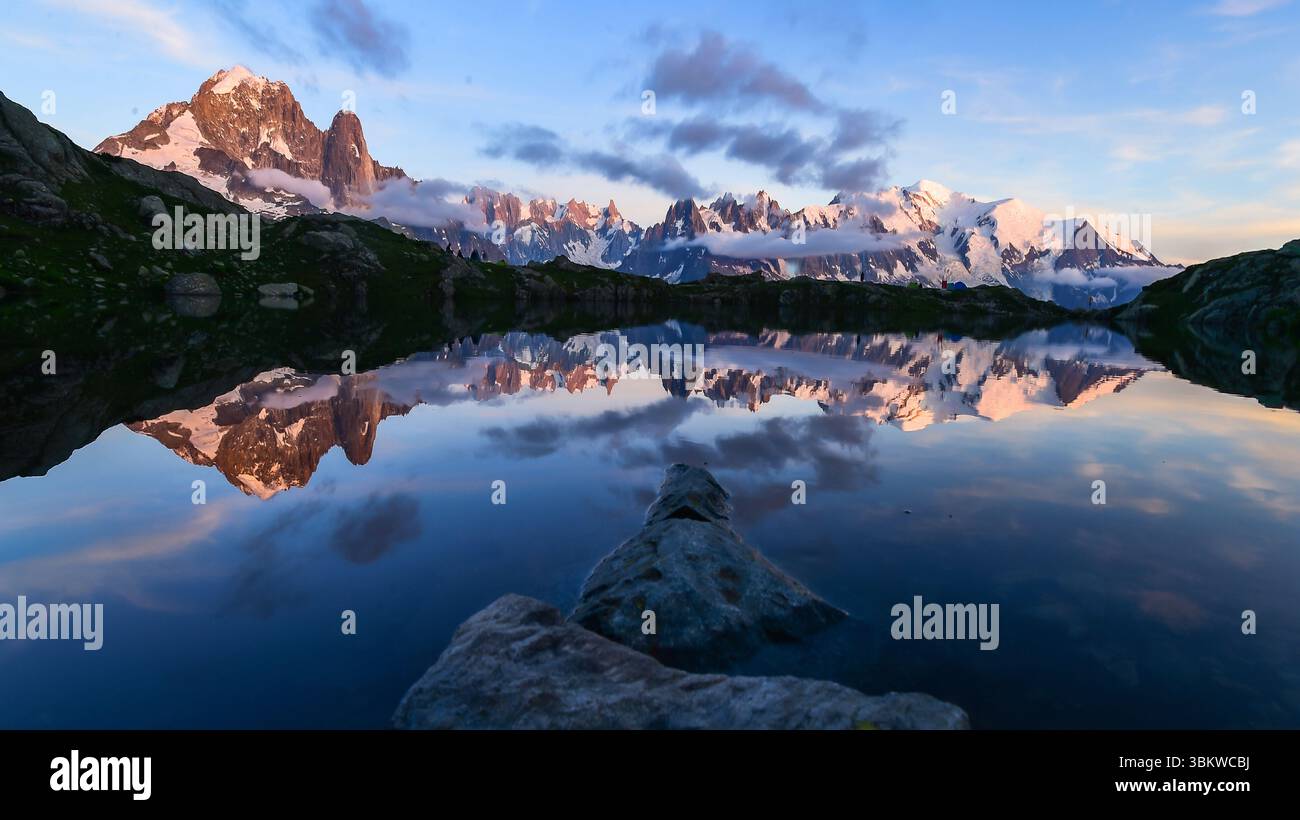 Buntes Sommerpanorama des Lac Blanc Sees mit Mont Blanc (Monte Bianco) im Hintergrund, Chamonix-Lage. Schöne Außenlandschaft in Vallon de B Stockfoto