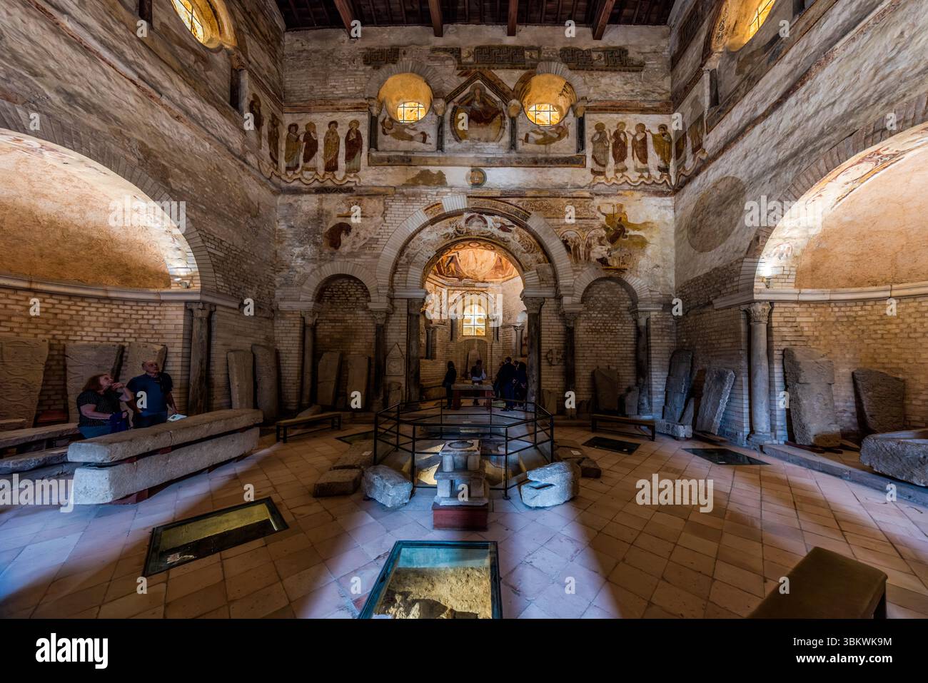 Inneneinrichtung mit Wandmalereien im Baptisterium von Saint-Jean in Poitiers. Es ist das älteste christliche Gebäude Frankreichs, dessen Teile aus dem 4. Jahrhundert stammen und im 6. Jahrhundert in ein Taufhaus umgewandelt wurden. Das Baptisterium Saint-Jean ist das älteste christliche Gebäude Frankreichs, das im 4. Jahrhundert erbaut wurde. Die Fresken und die Architektur zeigen die Geschichte der Stadt Poitiers und die Entwicklung der christlichen Kunst. Rue Jean-Jaurès, Poitiers, Nouvelle-Aquitaine, Frankreich Stockfoto