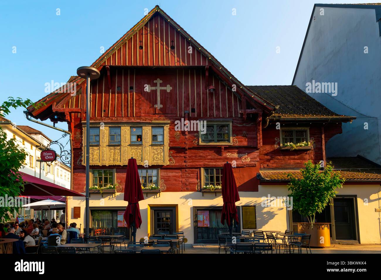Das Rote Haus mit seiner tiefroten Fassade ist Dornbirns wohl markantestes Wahrzeichen, die Stadt Dornbirn in Österreich. Das Rote Haus wurde gebaut Stockfoto