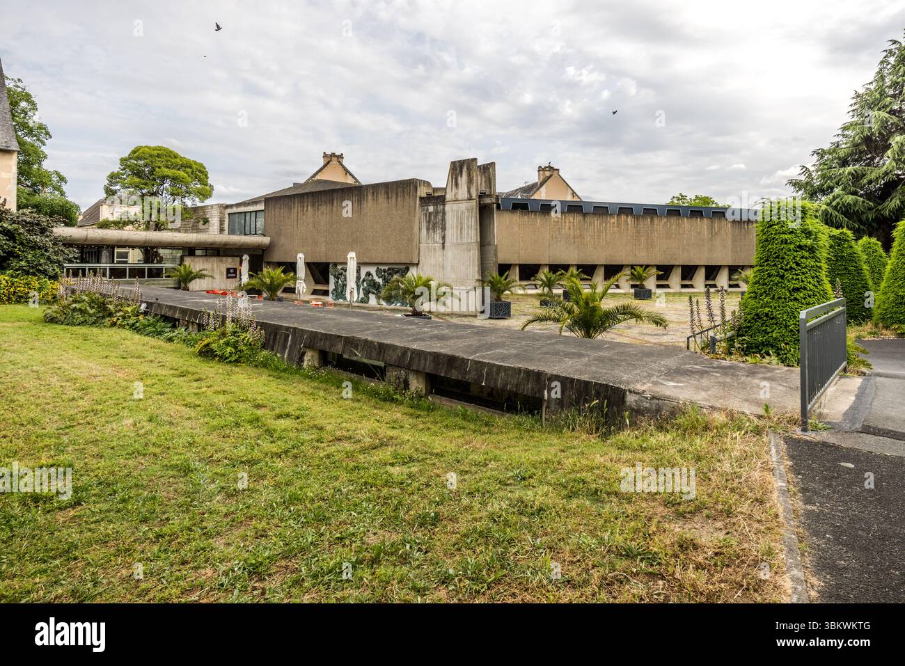 Das Musée Sainte-Croix in Poitiers (Vienne, Nouvelle-Aquitaine, Frankreich), entworfen vom Architekten Jean-Bernard Pottier und eröffnet 1974. Das aus Sichtbeton errichtete Brutalistische Gebäude mit auskragenden Abschnitten und horizontalen Gitterfenstern erhielt im Jahr seiner Eröffnung einen Architekturpreis. Das Museum beherbergt archäologische und kunsthistorische Sammlungen von der Vorgeschichte bis zur Gegenwart. Rue Saint Simplicien, Poitiers, Nouvelle-Aquitaine, Frankreich Stockfoto