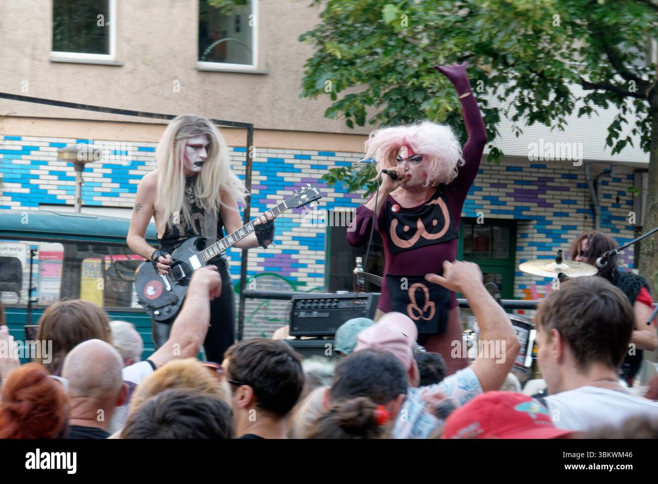 Fest de la musique, Live Musik, Eat Lipstick, Anita Drink, The Shredder an der Gitarre, Disco Punk Band, Reuterkiez, Berlin-Neukölln Stockfoto