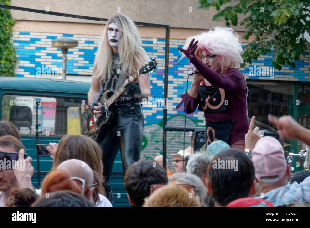 Fest de la musique, Live Musik, Eat Lipstick, Anita Drink, The Shredder an der Gitarre, Disco Punk Band, Reuterkiez, Berlin-Neukölln Stockfoto