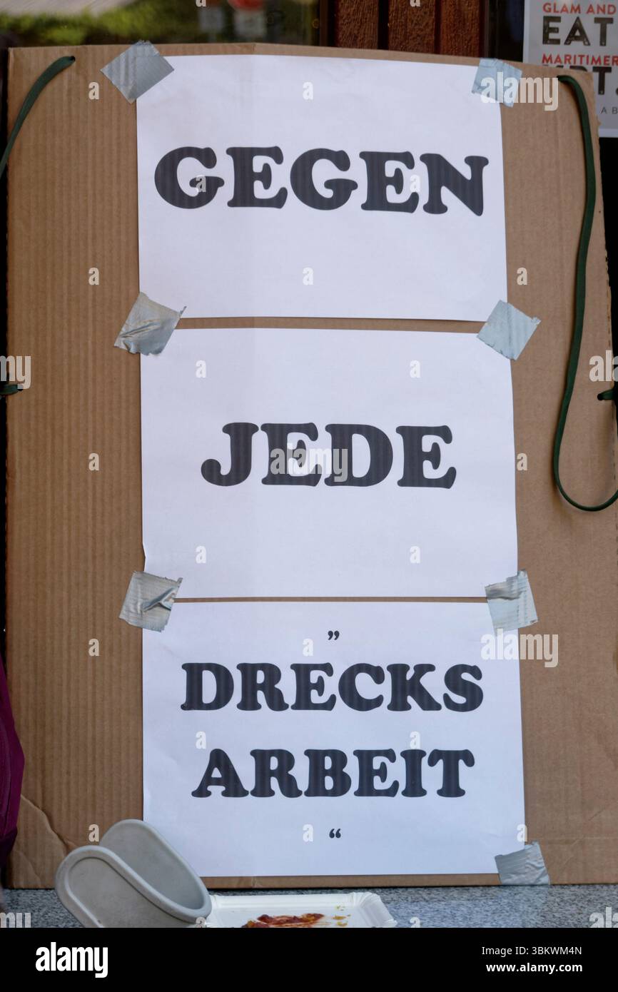 Festival de la musique, Protestplakat Gegen jede Drecksarbeit, Anspielung auf Friedrich Merz Zitat Israel macht für uns die Drecksarbeit, Nahostkonfl Stockfoto