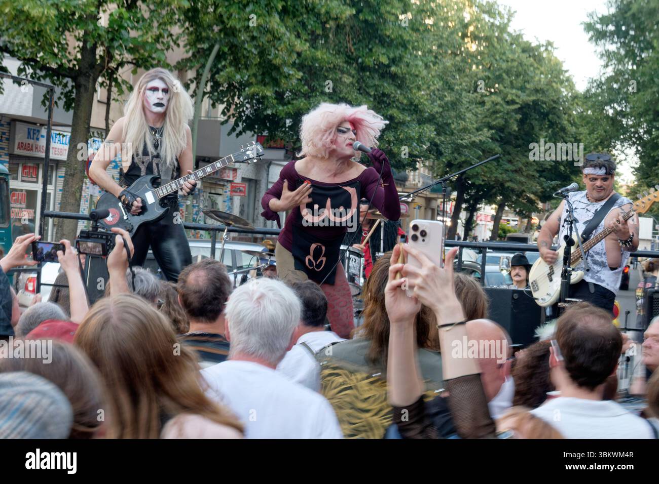 Fest de la musique, Live Musik, Eat Lipstick, Anita Drink, The Shredder an der Gitarre, Disco Punk Band, Reuterkiez, Berlin-Neukölln Stockfoto