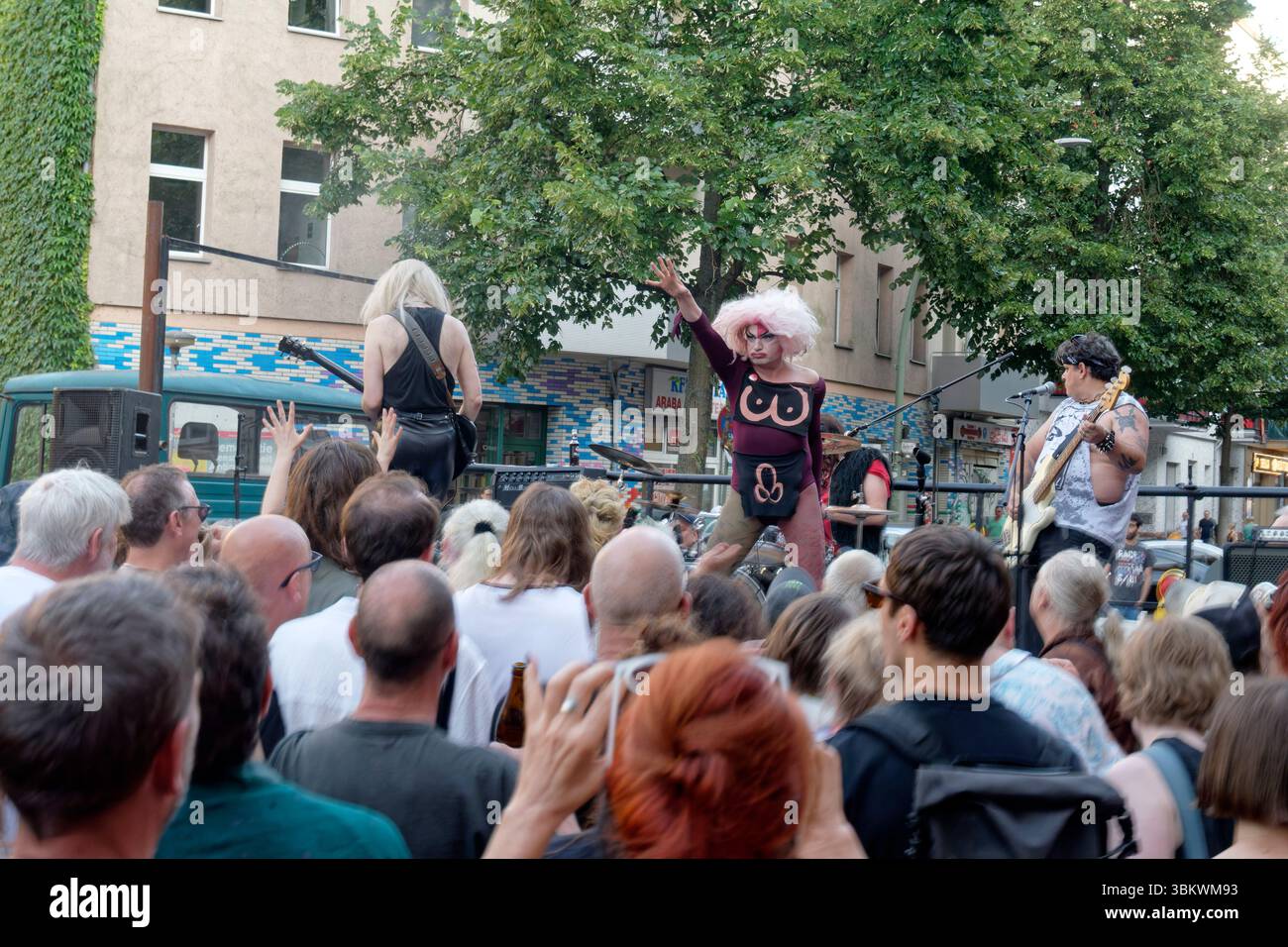 Fest de la musique, Live Musik, Eat Lipstick, Anita Drink, The Shredder an der Gitarre, Disco Punk Band, Reuterkiez, Berlin-Neukölln Stockfoto