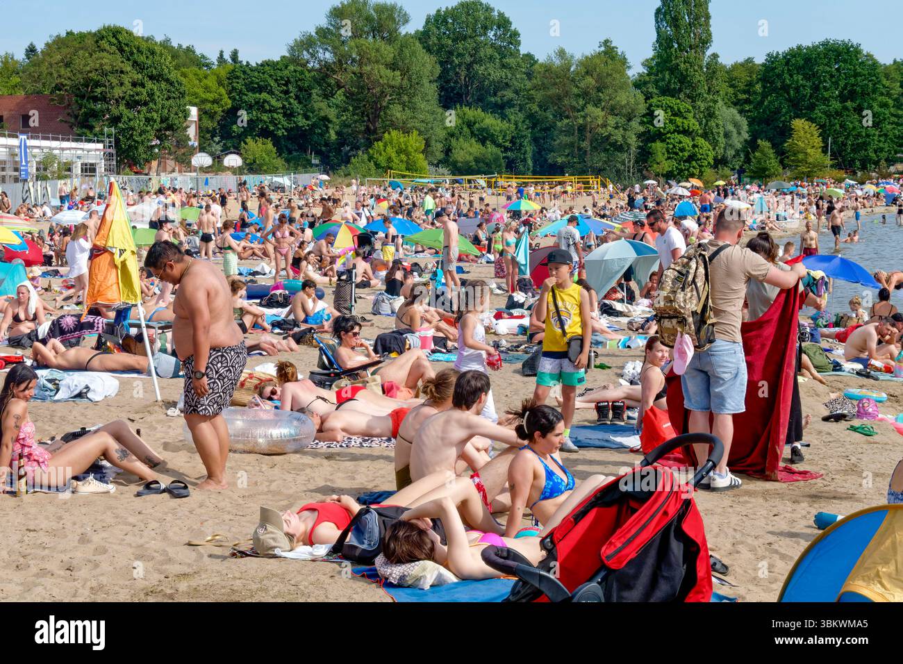 Müggelsee Strandbad, Sandstrand, Menschenmenge, Sommer 2025, Hitze, Wetter, Berlin-Rahnsdorf, Deutschland Stockfoto