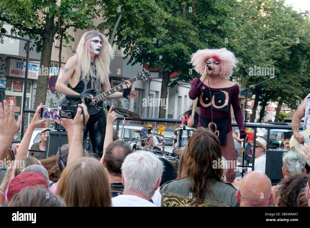 Fest de la musique, Live Musik, Eat Lipstick, Anita Drink, The Shredder an der Gitarre, Disco Punk Band, Reuterkiez, Berlin-Neukölln Stockfoto