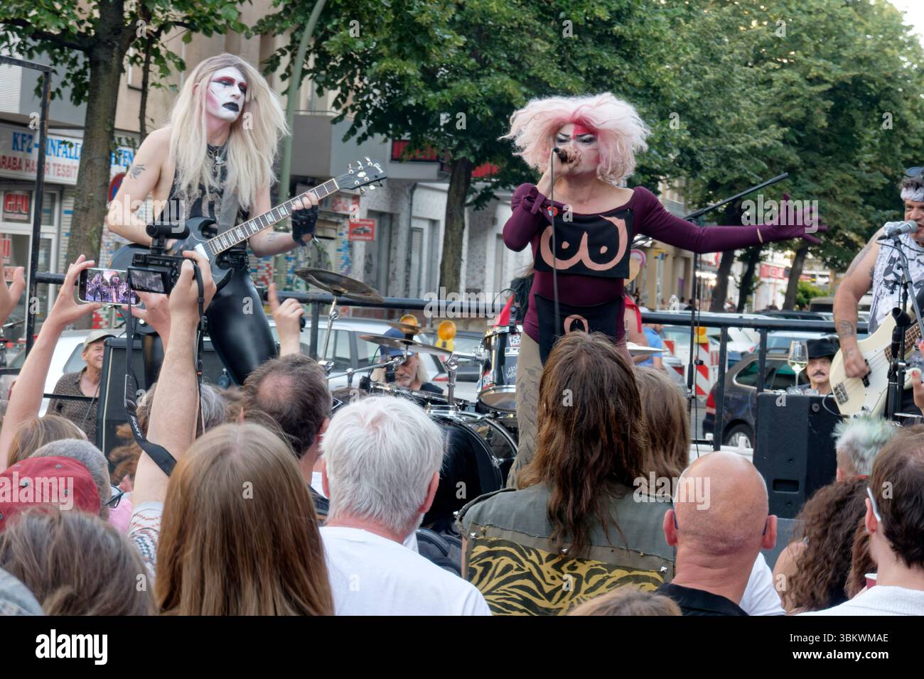 Fest de la musique, Live Musik, Eat Lipstick, Anita Drink, The Shredder an der Gitarre, Disco Punk Band, Reuterkiez, Berlin-Neukölln Stockfoto