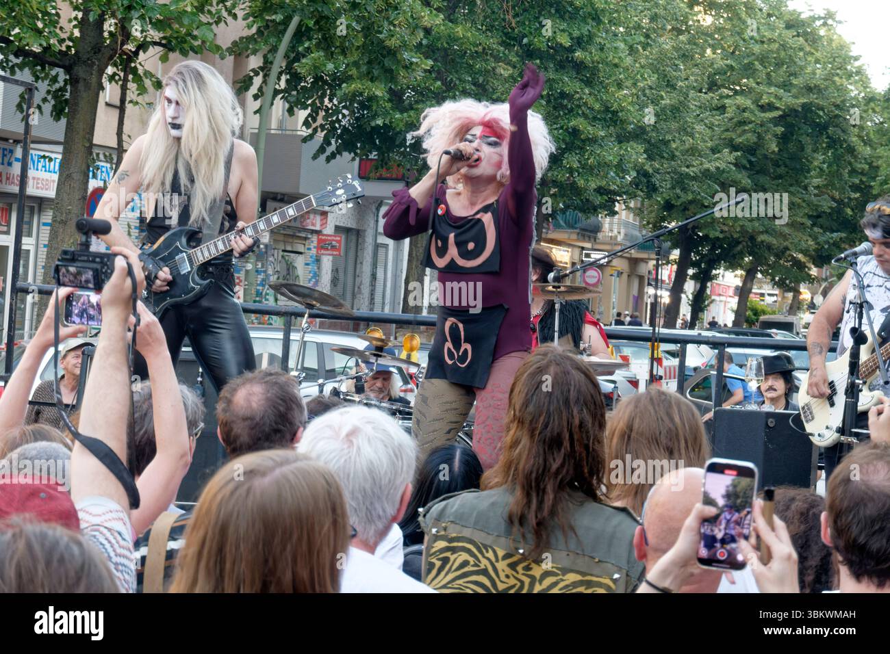 Fest de la musique, Live Musik, Eat Lipstick, Anita Drink, The Shredder an der Gitarre, Disco Punk Band, Reuterkiez, Berlin-Neukölln Stockfoto