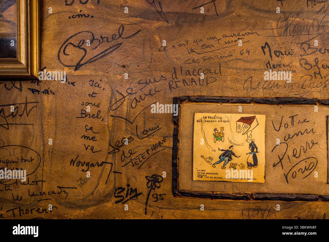 Handgeschriebene Signaturen und Sprüche bedecken die Wand im Speisesaal des Restaurants Auberge Chez Cul de Paille, Rue Théophraste Renaudot, Poitiers, Nouvelle-Aquitaine, Frankreich. Lesbar darunter sind die Signatur „Brel“, der Name „Nougaro“ (möglicherweise der Sänger Claude Nougaro) und der Satz „Je suis d'accord avec Renaud“. Auf Englisch: „I agree with Renaud“. Links, ein Wort unter dem anderen geschrieben, steht „Ici, et sous Brel, ça me va“, unterschrieben „Jean Louis de Téléphone“ (möglicherweise Jean-Louis Aubert, Sänger der Band Téléphone). Auf Englisch: „Here, and below Brel, suits me fine“. Rechts Stockfoto