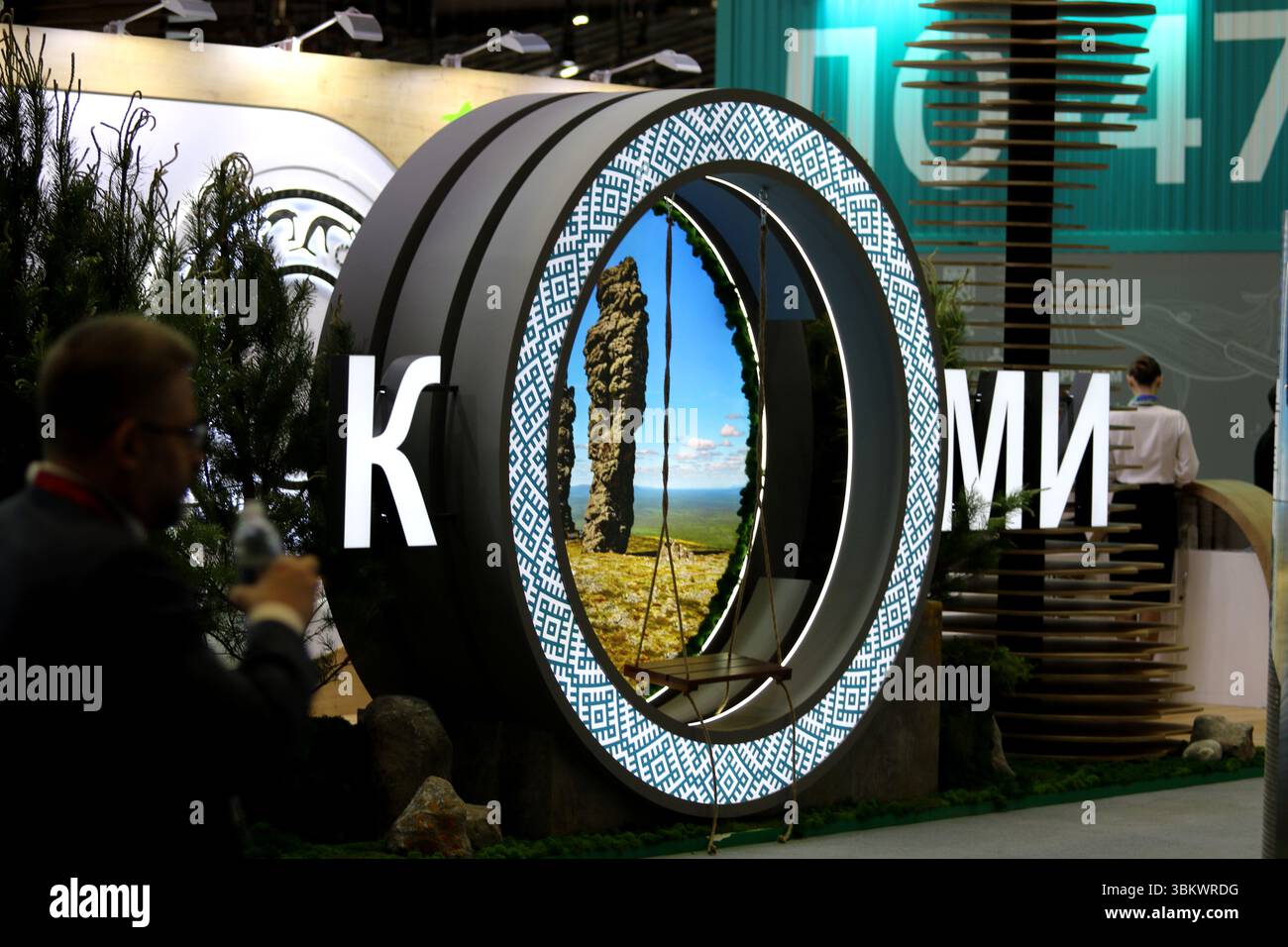 Sankt Petersburg, Russland. Juni 2025. Logo Komi Republic auf dem XXVIII St. Petersburg International Economic Forum im Expoforum Convention and Exhibition Center in St. Petersburg, Russland. Quelle: SOPA Images Limited/Alamy Live News Stockfoto