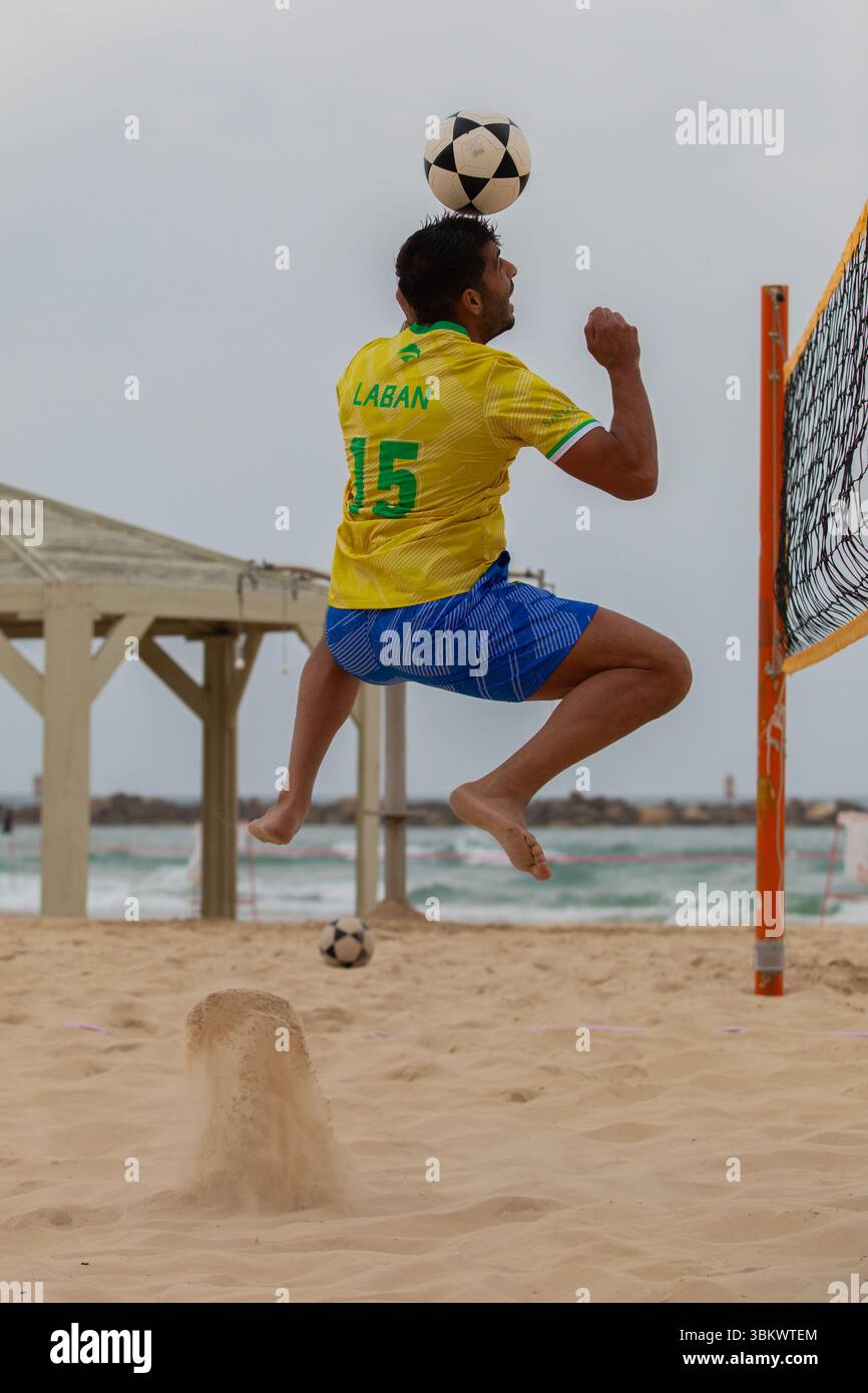 Junge, einheimische Männer spielen Footvolley an einem Strand in Tel Aviv (Israel) Footvolley ist Beachvolleyball, es sei denn, die Spieler dürfen ihre Hände und ein nicht benutzen Stockfoto