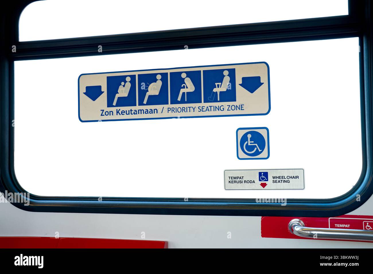 Bevorzugter Sitzbereich für ältere und schwangere Personen in öffentlichen Verkehrsmitteln. Stockfoto