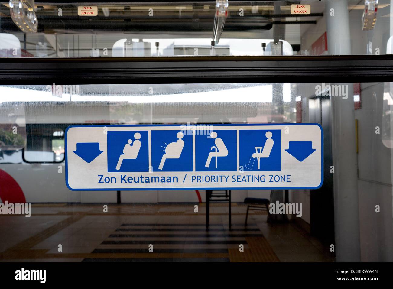 Bevorzugter Sitzbereich für ältere und schwangere Personen in öffentlichen Verkehrsmitteln. Stockfoto