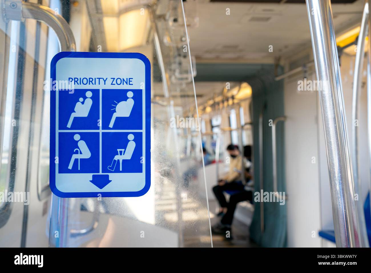 Bevorzugter Sitzbereich für ältere und schwangere Personen in öffentlichen Verkehrsmitteln. Stockfoto