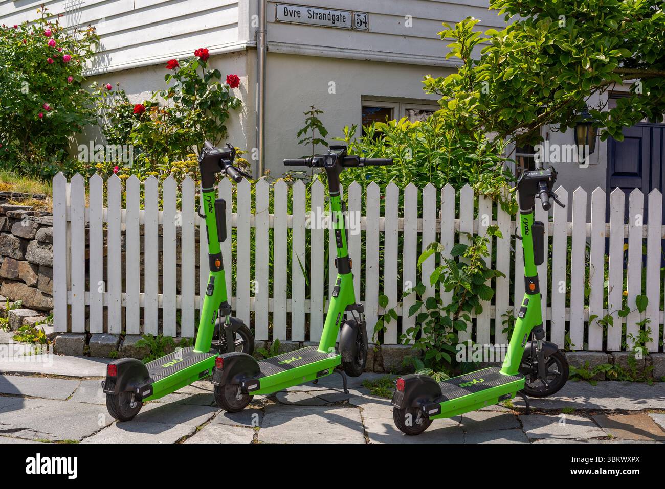 Elektroroller, Altstadt, Stavanger, Norwegen Stockfoto