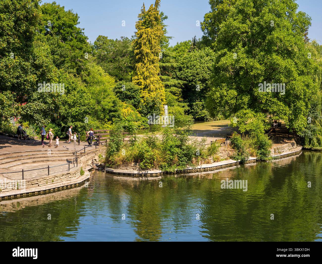 Familie auf Ray Mill Island, Themse, Maidenhead, Berkshire, England, GROSSBRITANNIEN, GB. Stockfoto