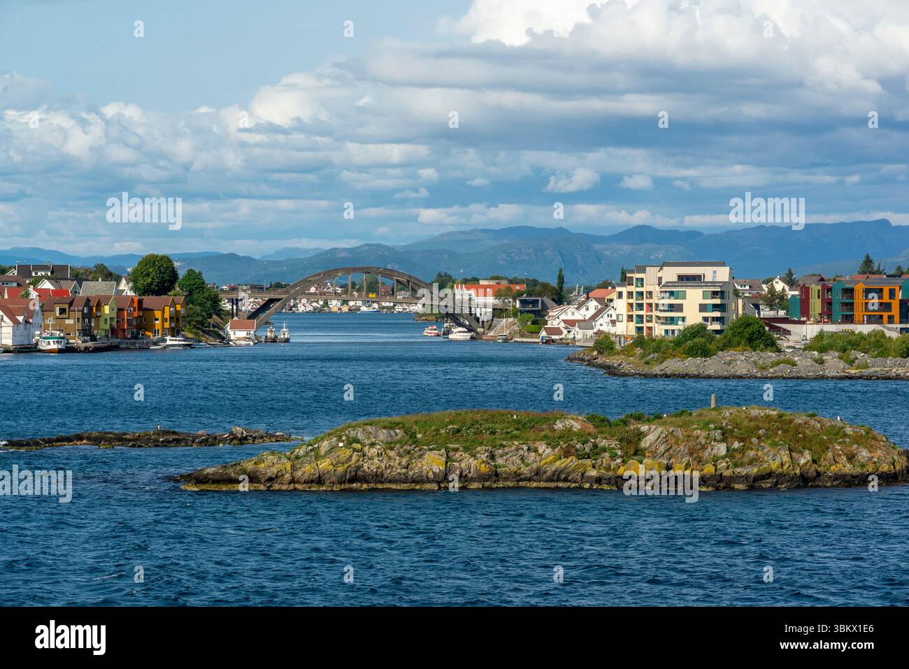 Bogenbrücke, Pyntesundbrua, Stavanger, Norwegen in der Landschaft. Stockfoto