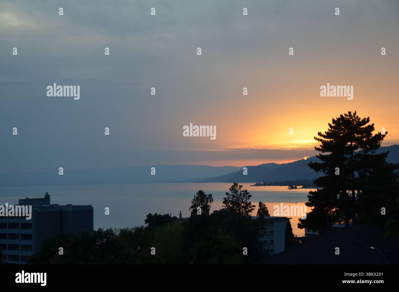 Goldener Sonnenuntergang über dem Genfer See in Montreux, Schweiz Stockfoto