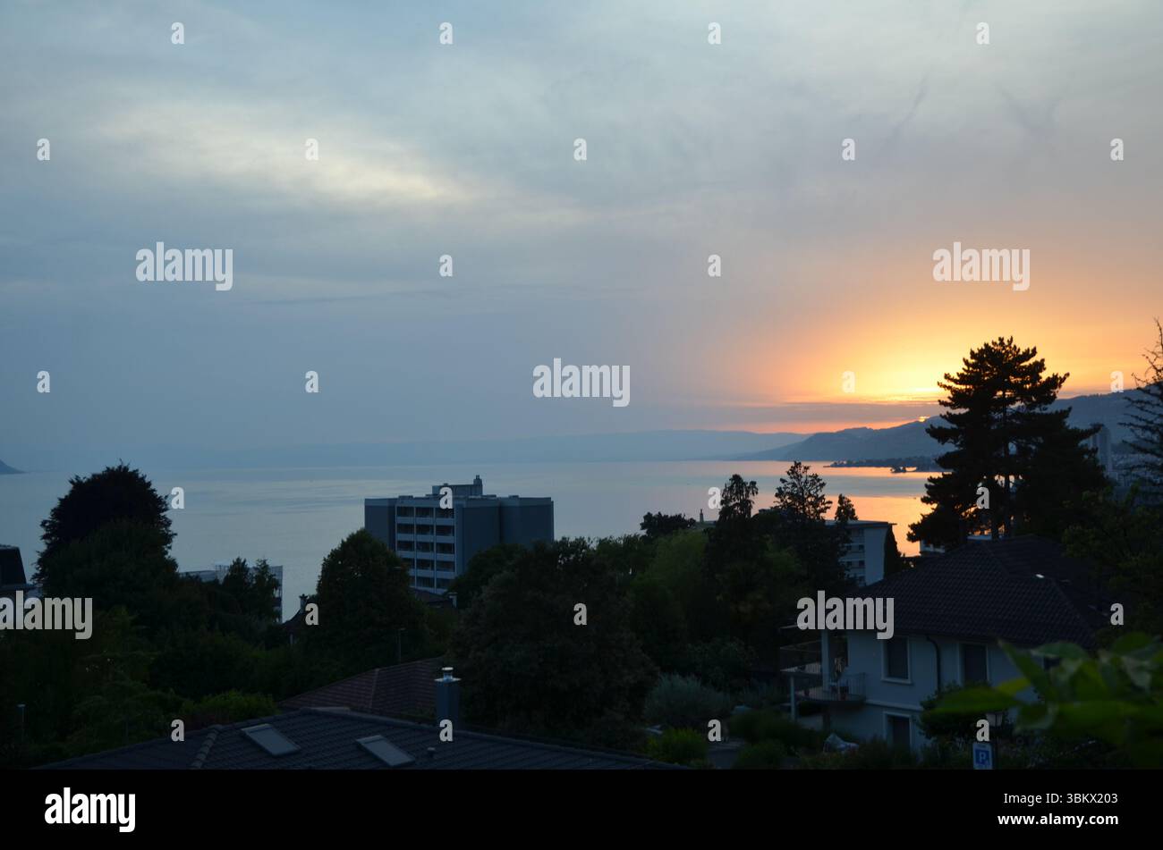 Goldener Sonnenuntergang über dem Genfer See in Montreux, Schweiz Stockfoto