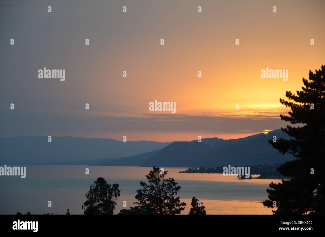 Goldener Sonnenuntergang über dem Genfer See in Montreux, Schweiz Stockfoto