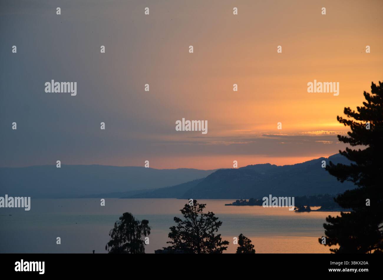 Goldener Sonnenuntergang über dem Genfer See in Montreux, Schweiz Stockfoto