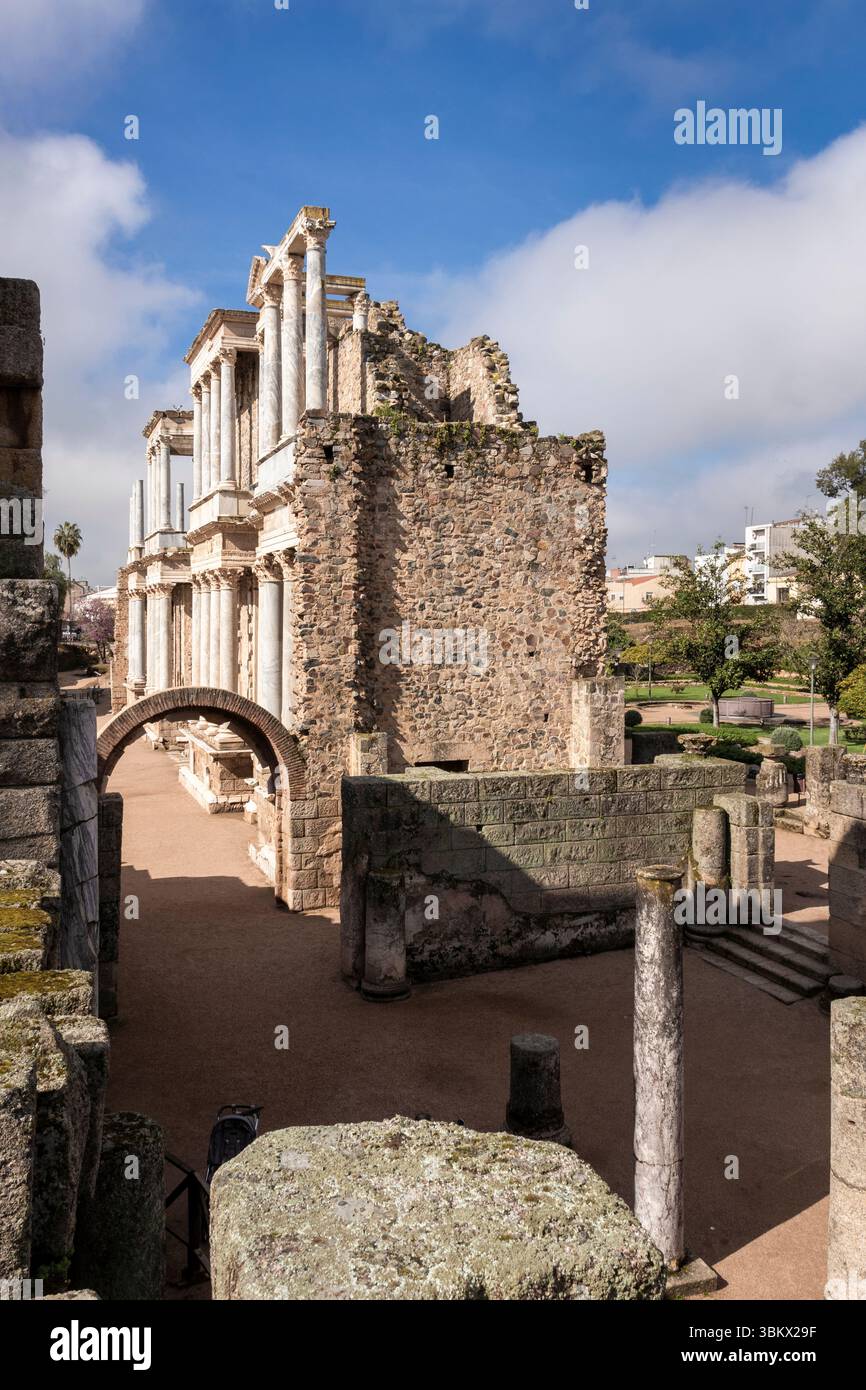 Malerischer Blick auf die Ruinen des römischen Theaters in mérida, spanien, mit Blick auf Bühne, Sitzbereich und architektonische Details Stockfoto